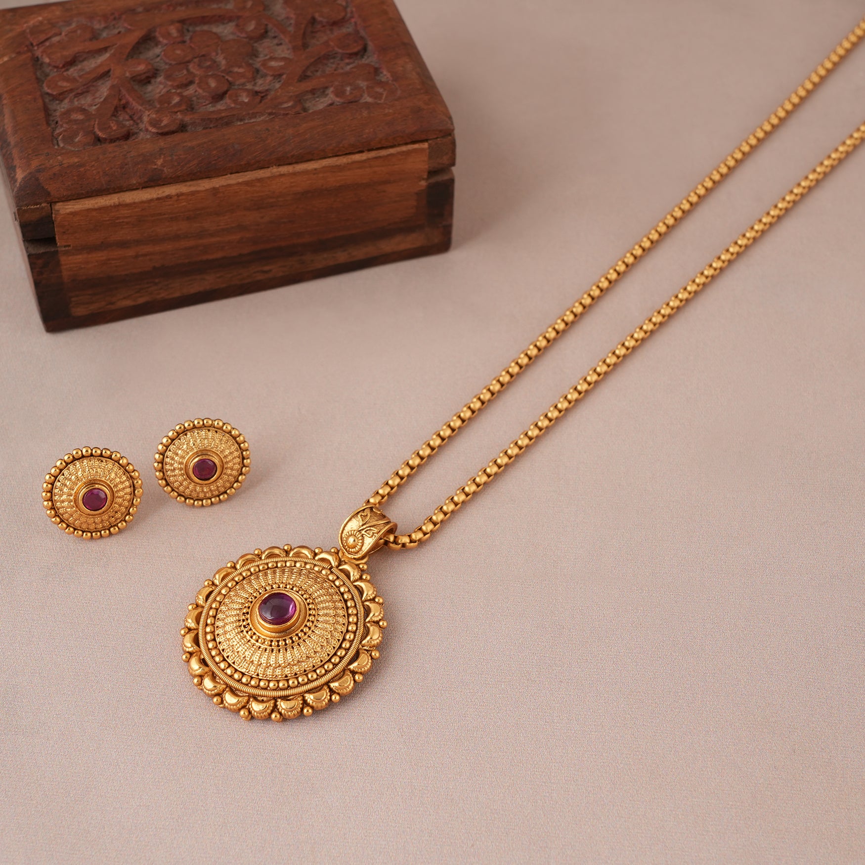 Beautiful traditional antique gold round pendant set