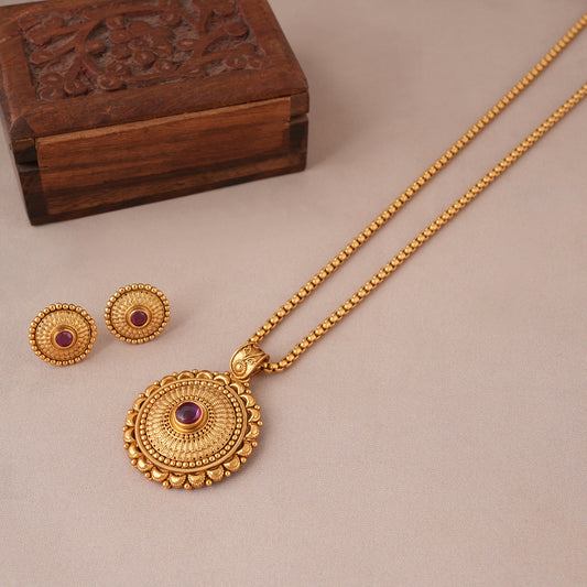 Beautiful traditional antique gold round pendant set