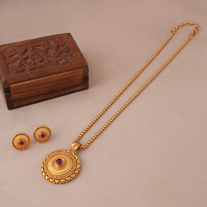 Beautiful traditional antique gold round pendant set
