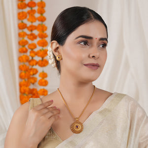 Beautiful traditional antique gold round pendant set