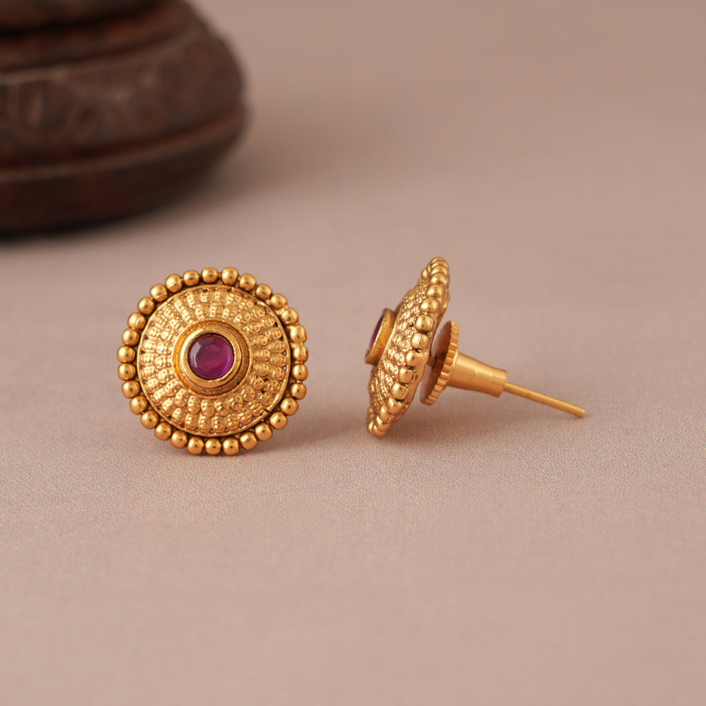 Beautiful traditional antique gold round pendant set