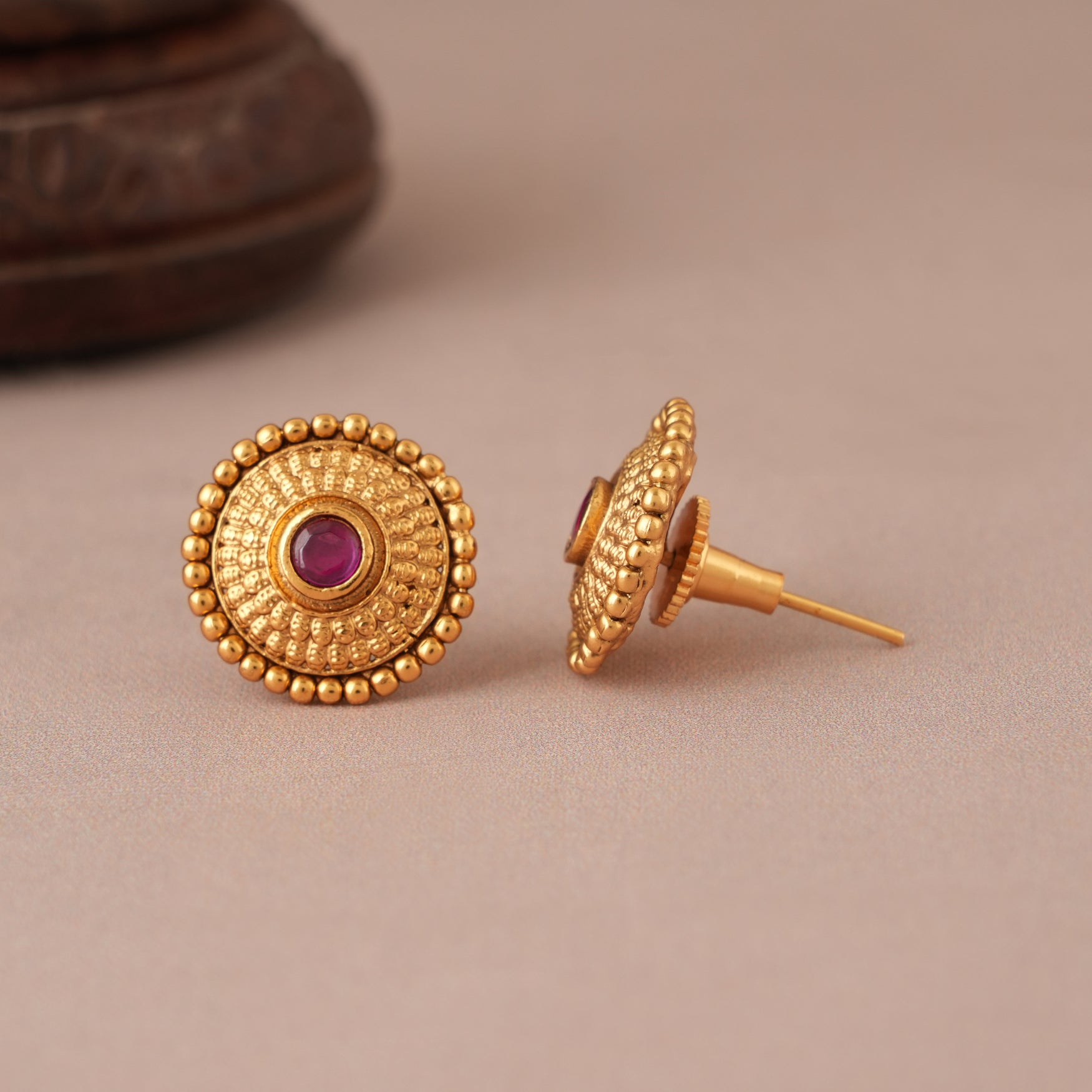 Beautiful traditional antique gold round pendant set