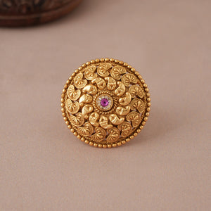 Stunning round paisley antique gold finger ring