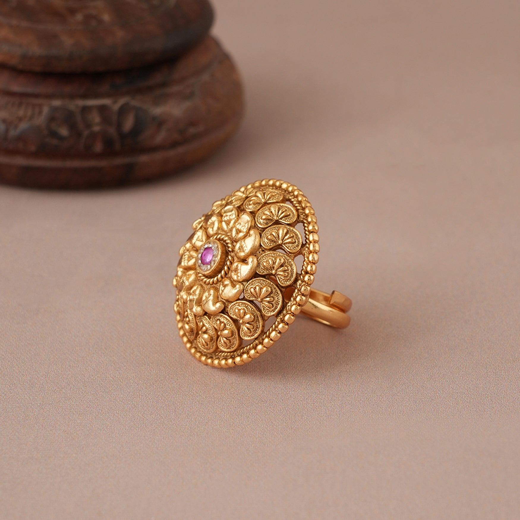 Stunning round paisley antique gold finger ring