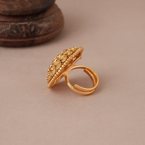 Stunning round paisley antique gold finger ring