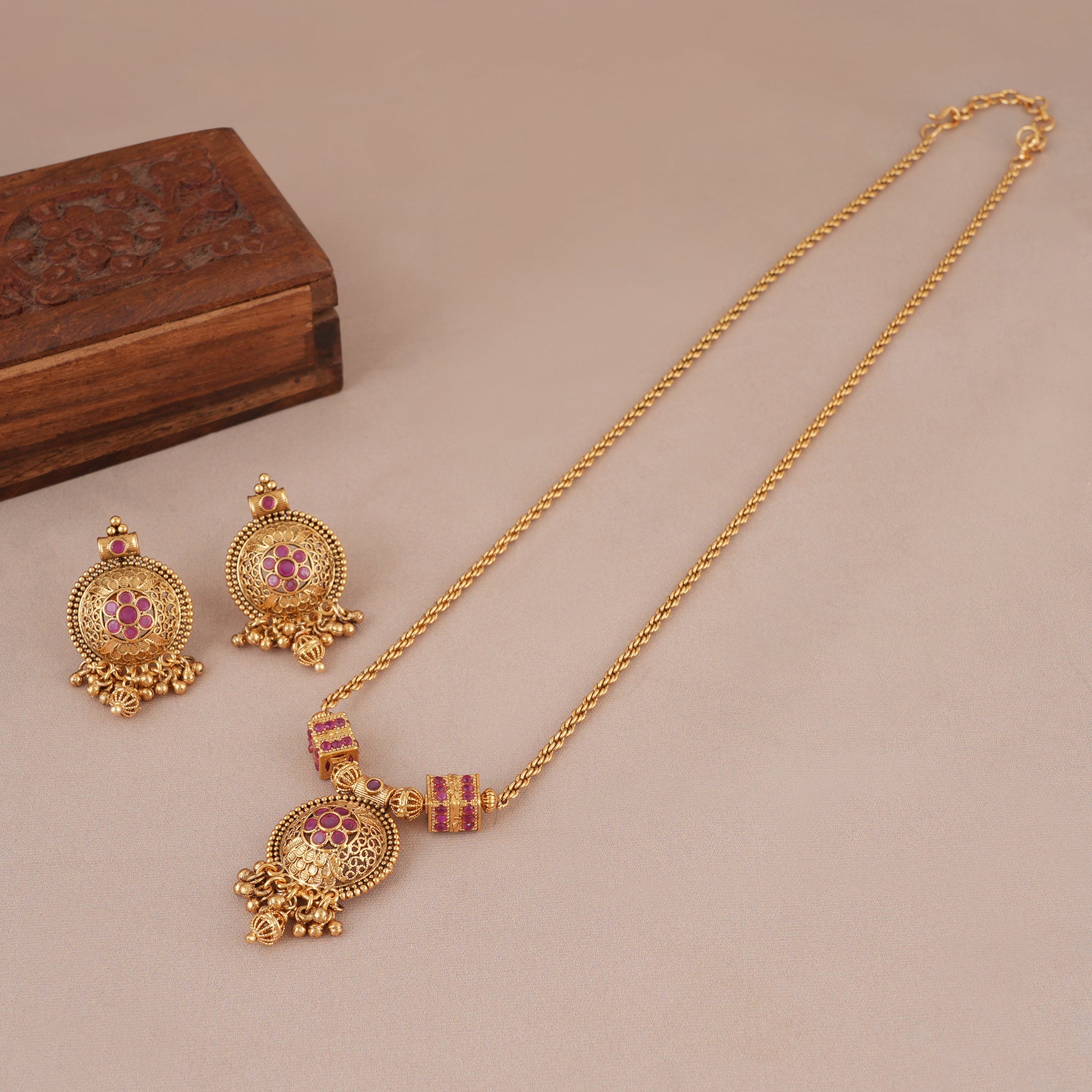 Stunning antique gold ruby pendant set