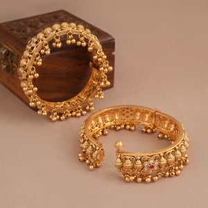 Stunning antique gold kundan bangle set