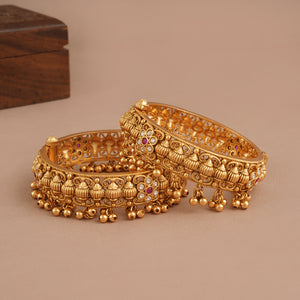 Stunning antique gold kundan bangle set