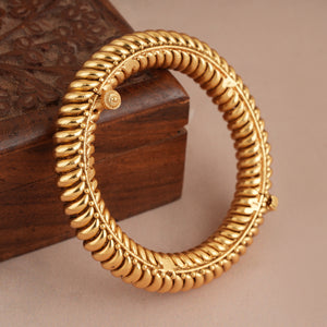 Beautiful plain antique gold pacheli kada