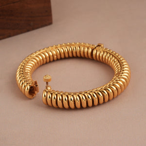 Beautiful plain antique gold pacheli kada