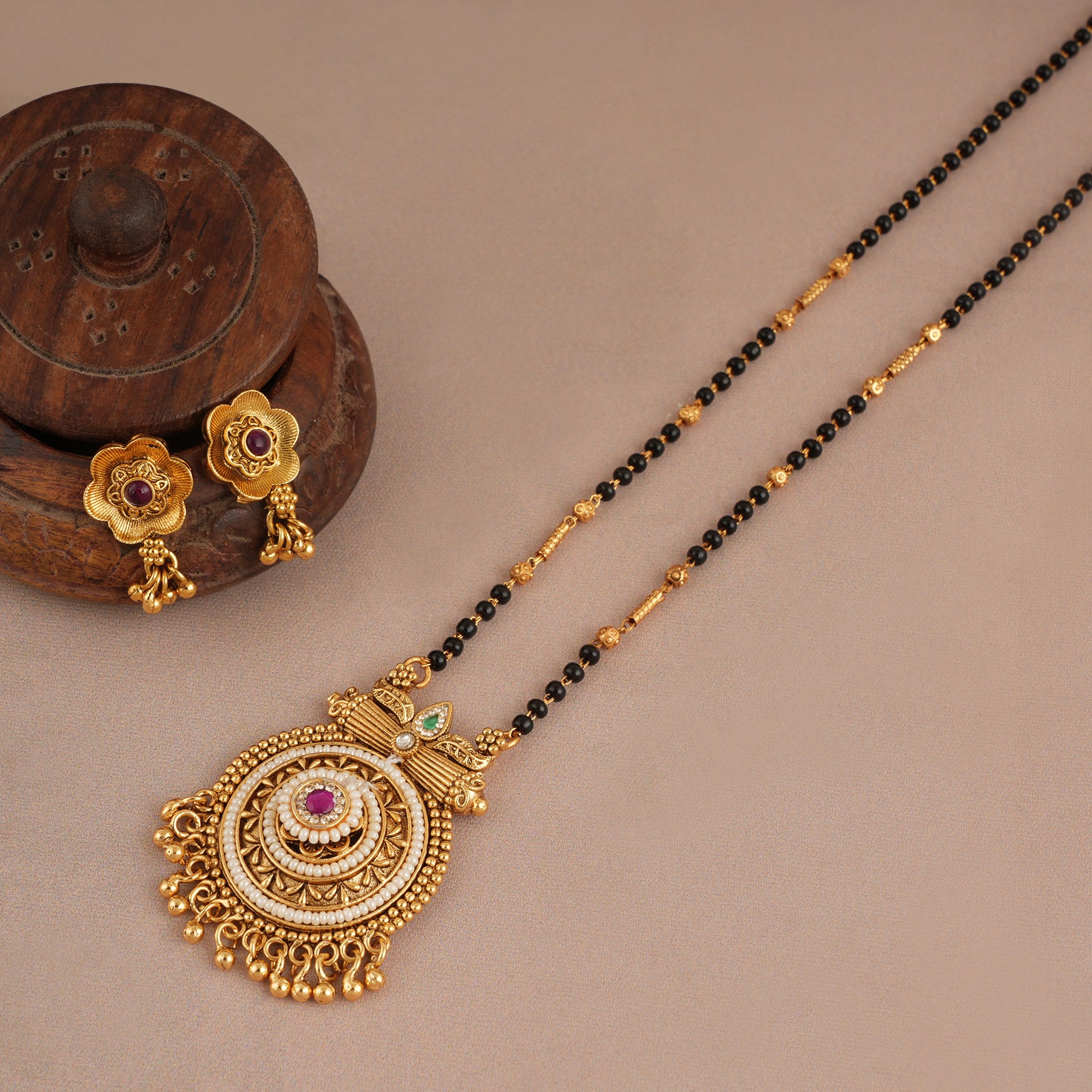 Stunning antique gold round stone mangalsutra set