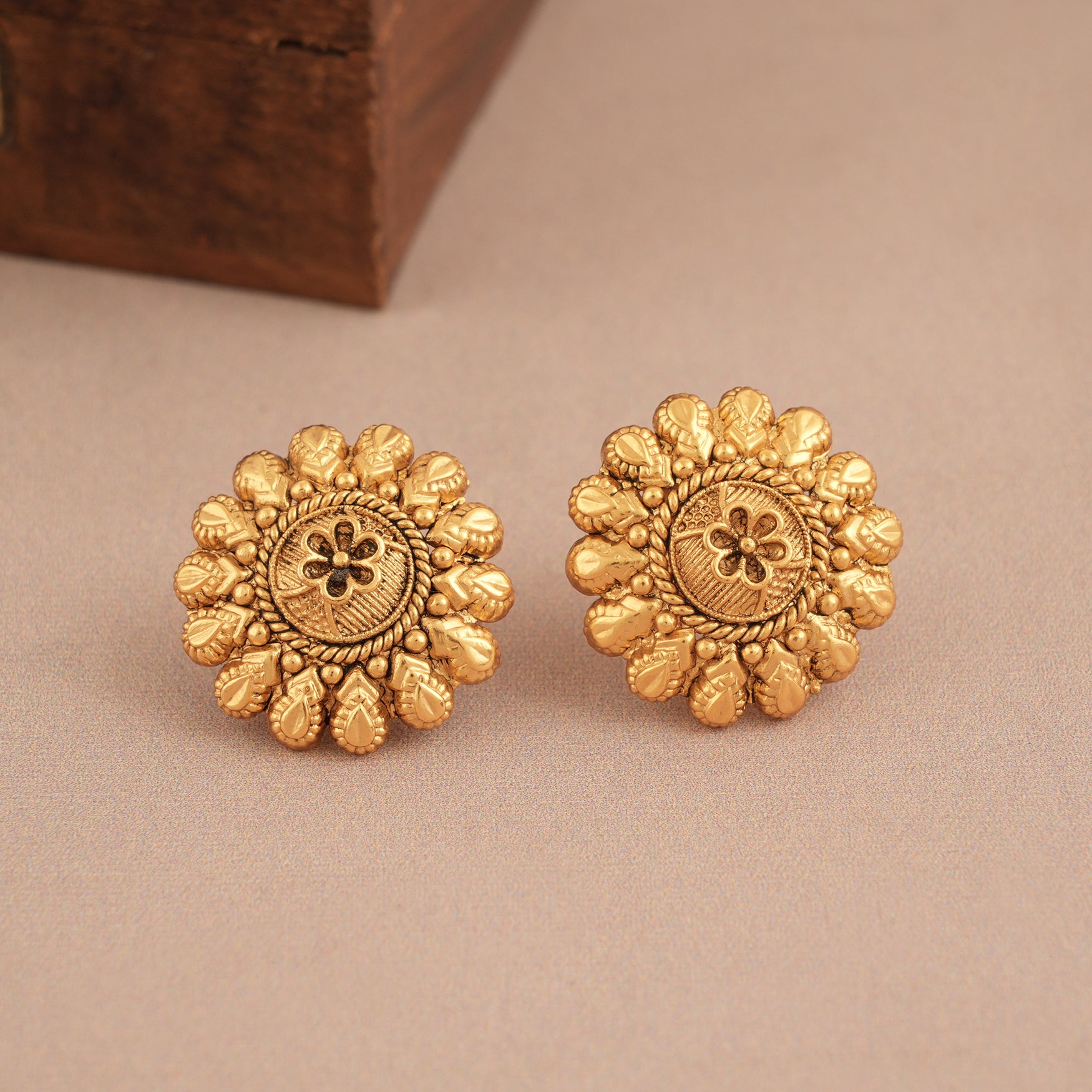 Stunning intricate antique gold plain necklace set