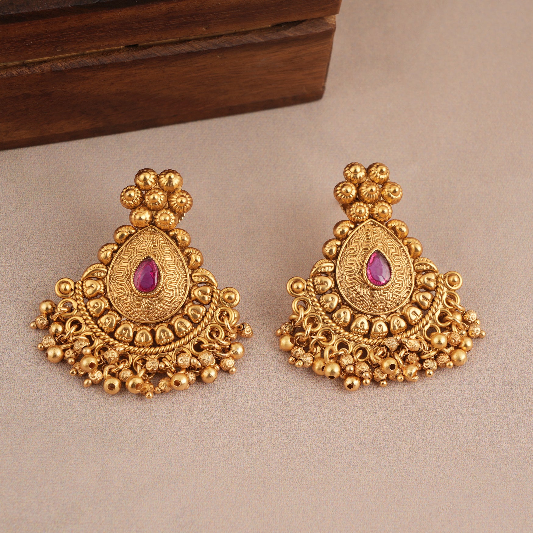 Stunning ruby antique gold traditional necklace set