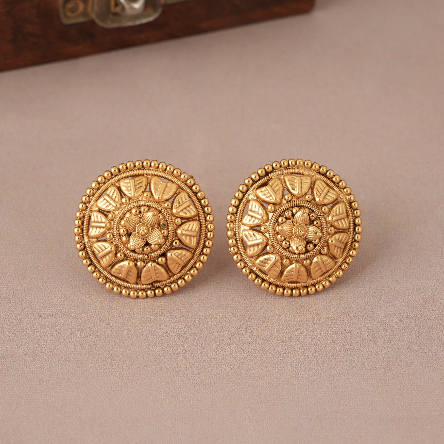 Plain antique gold intricate necklace set