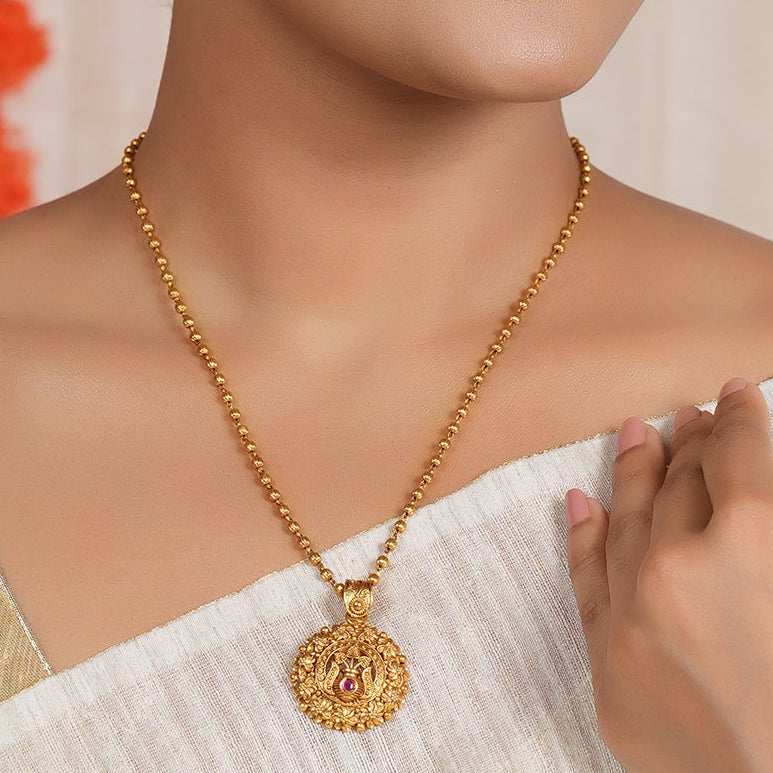 Beautiful antique gold carved pendant set