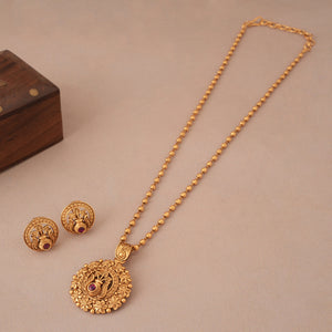 Beautiful antique gold carved pendant set