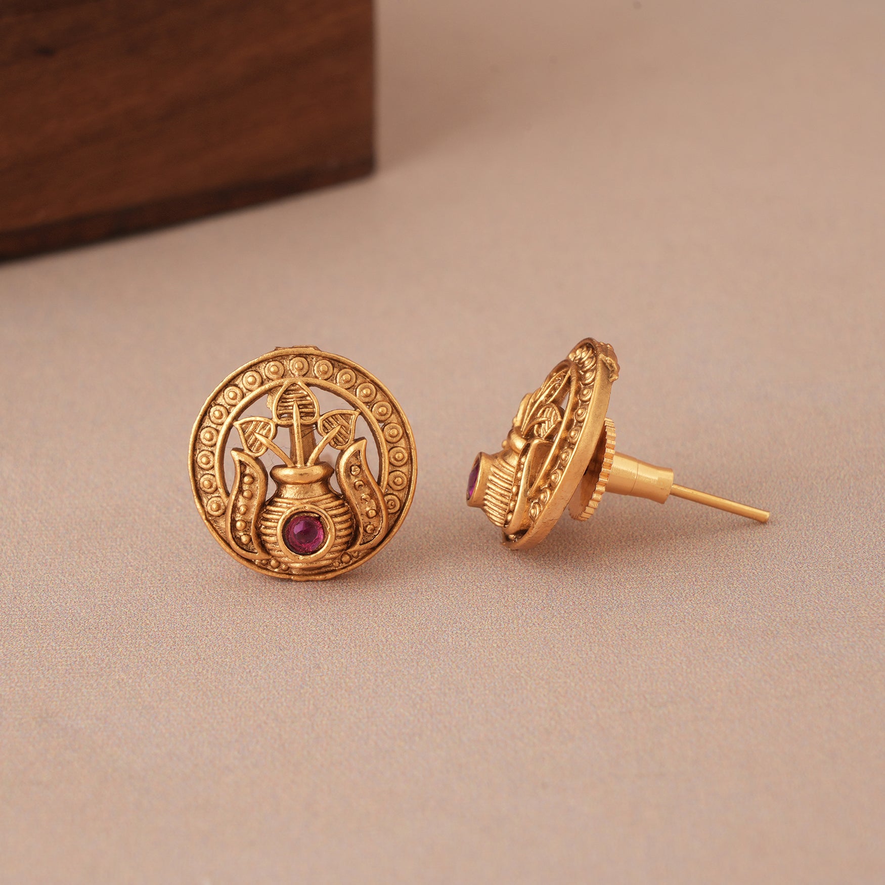Beautiful antique gold carved pendant set