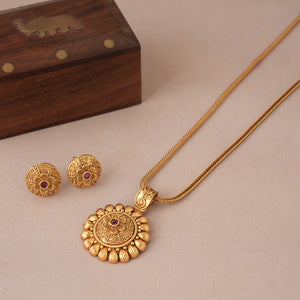 Cute small antique gold pendant set