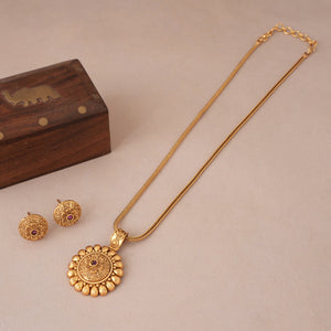 Cute small antique gold pendant set