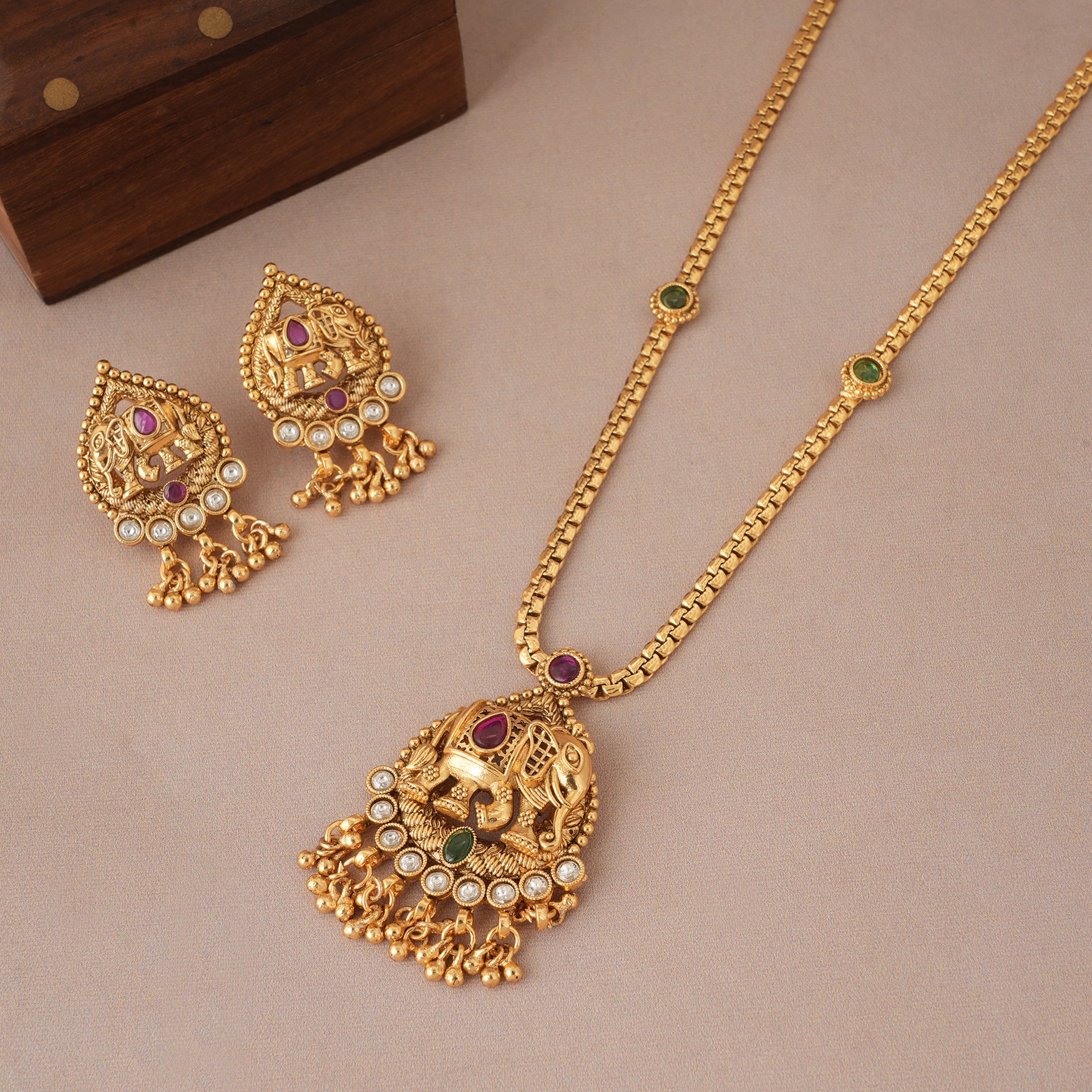 Stunning antique gold kundan stone pendant set