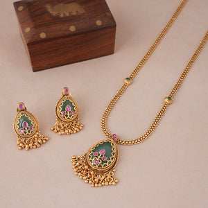 Long antique gold emerald stone pendant set