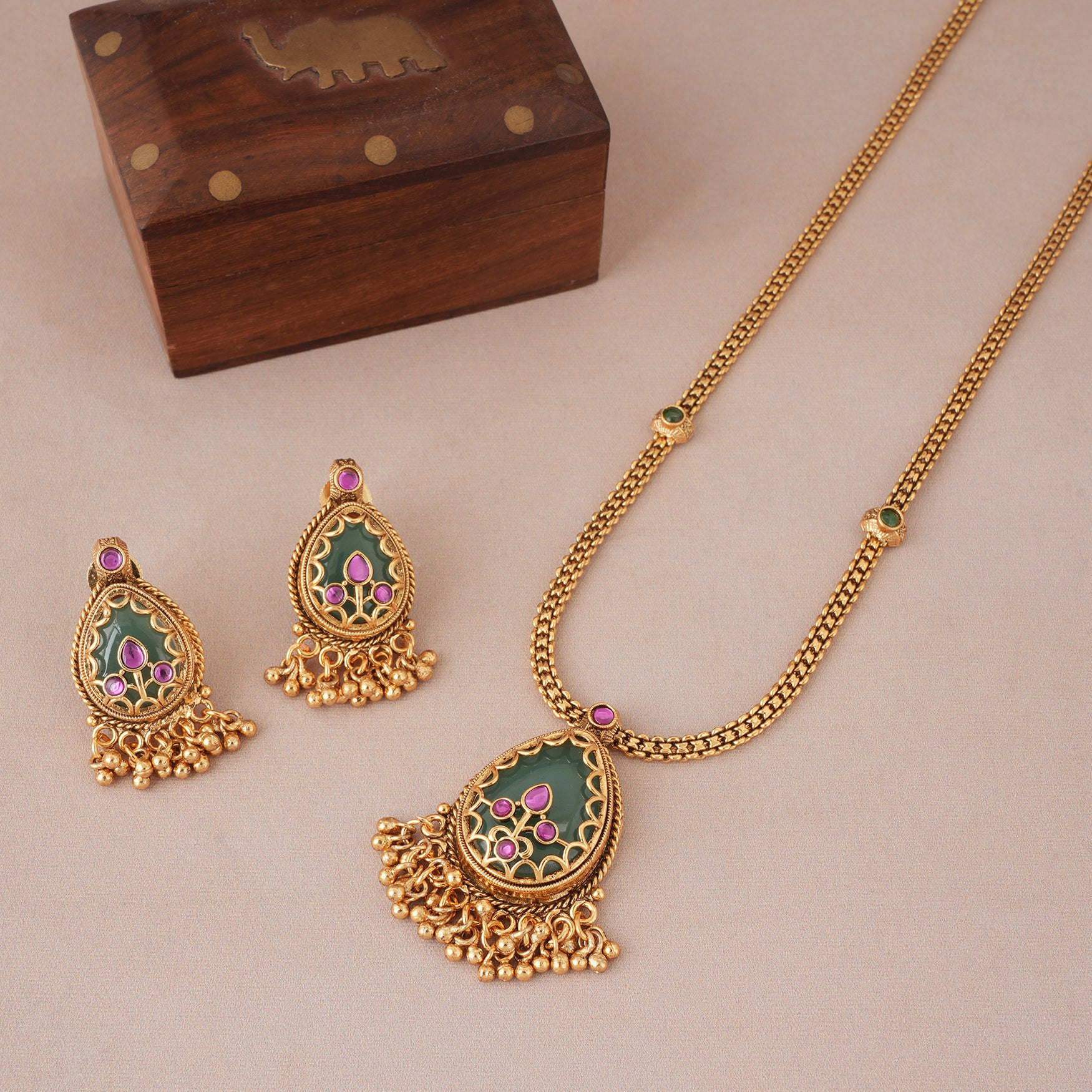 Long antique gold emerald stone pedant set