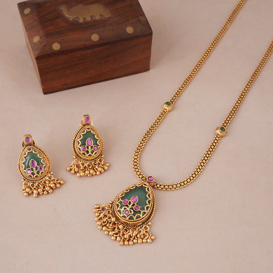 Long antique gold emerald stone pedant set
