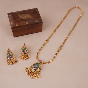 Long antique gold emerald stone pendant set
