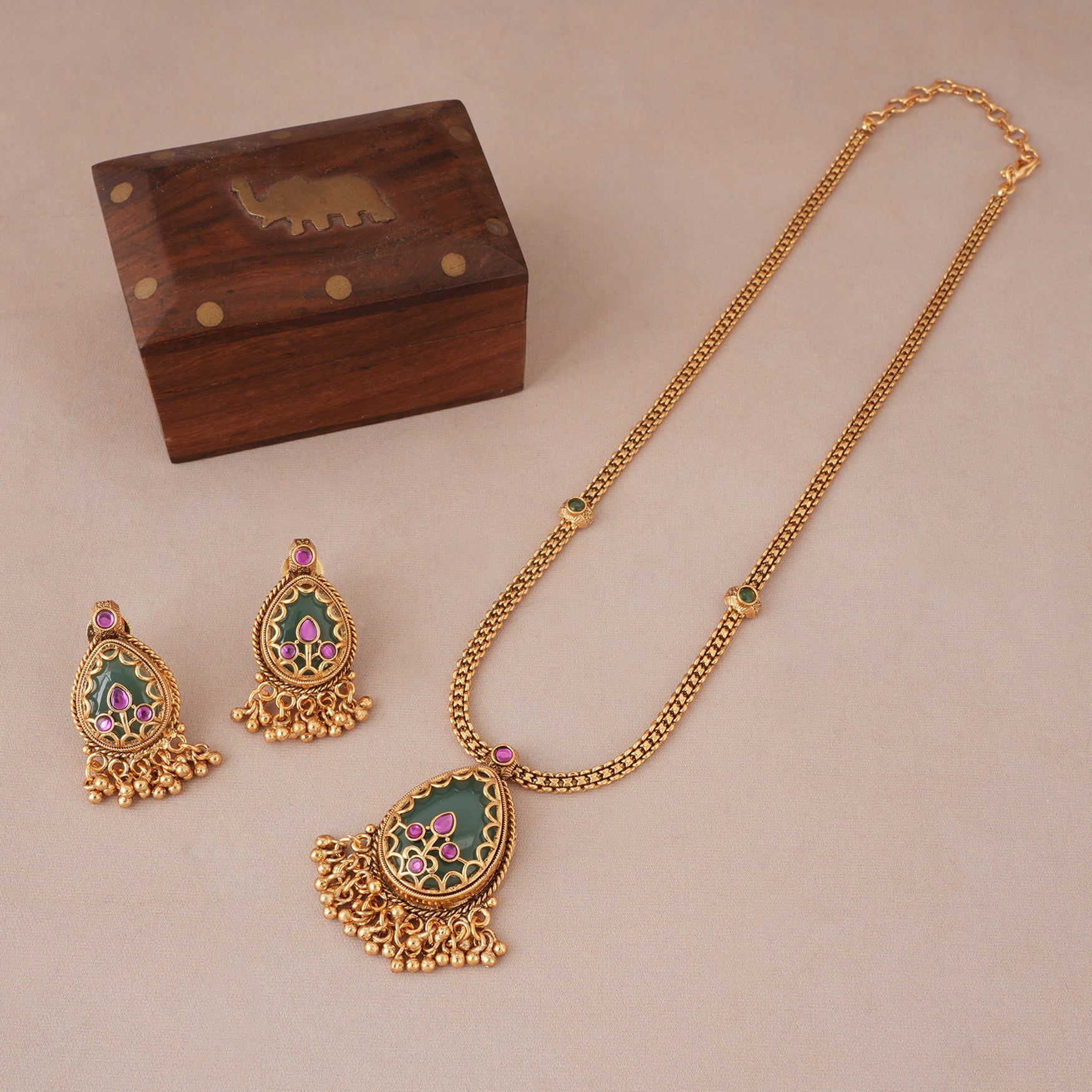Long antique gold emerald stone pedant set
