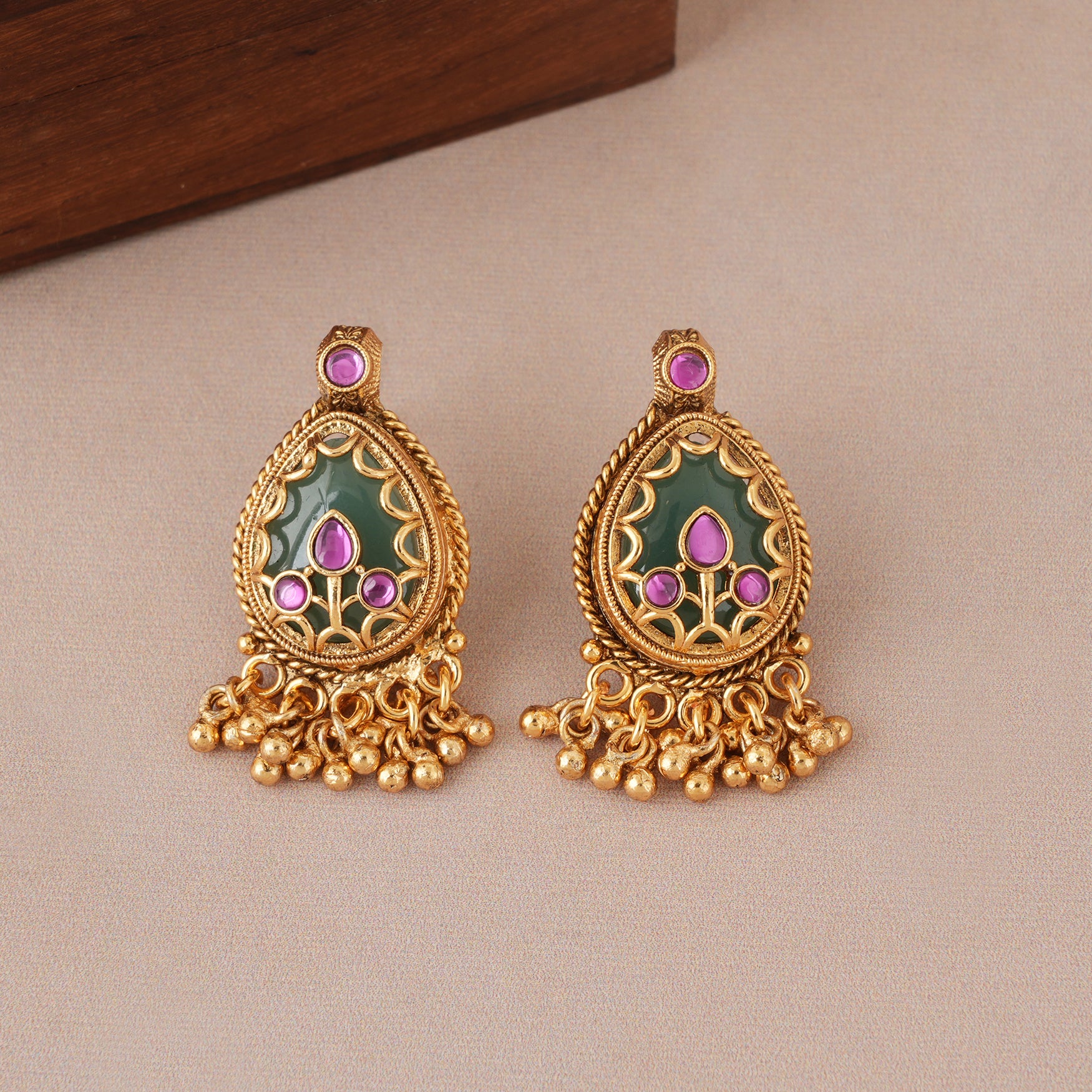 Long antique gold emerald stone pedant set