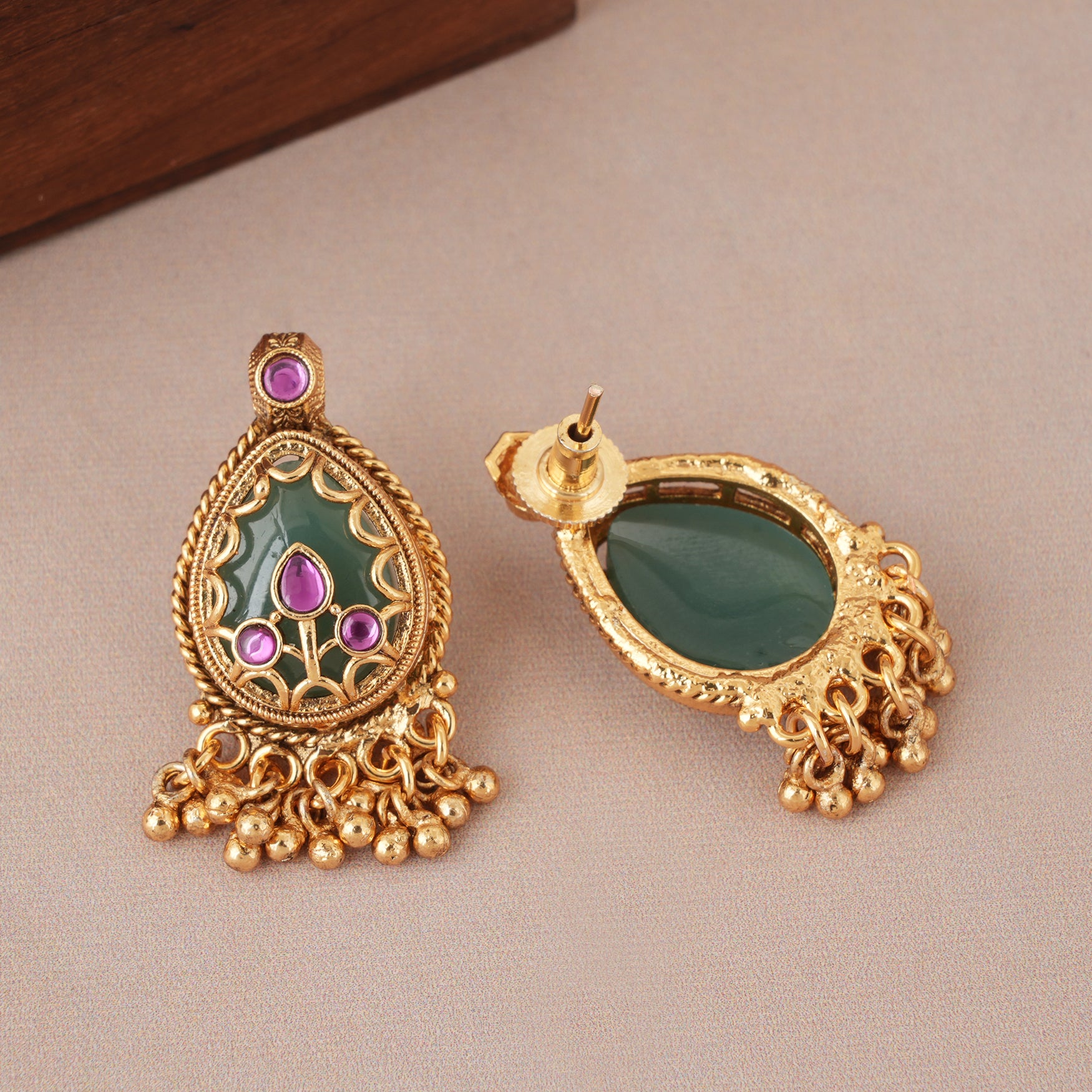 Long antique gold emerald stone pedant set