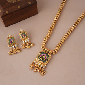 Stunning long antique gold emerald kundan pendant set
