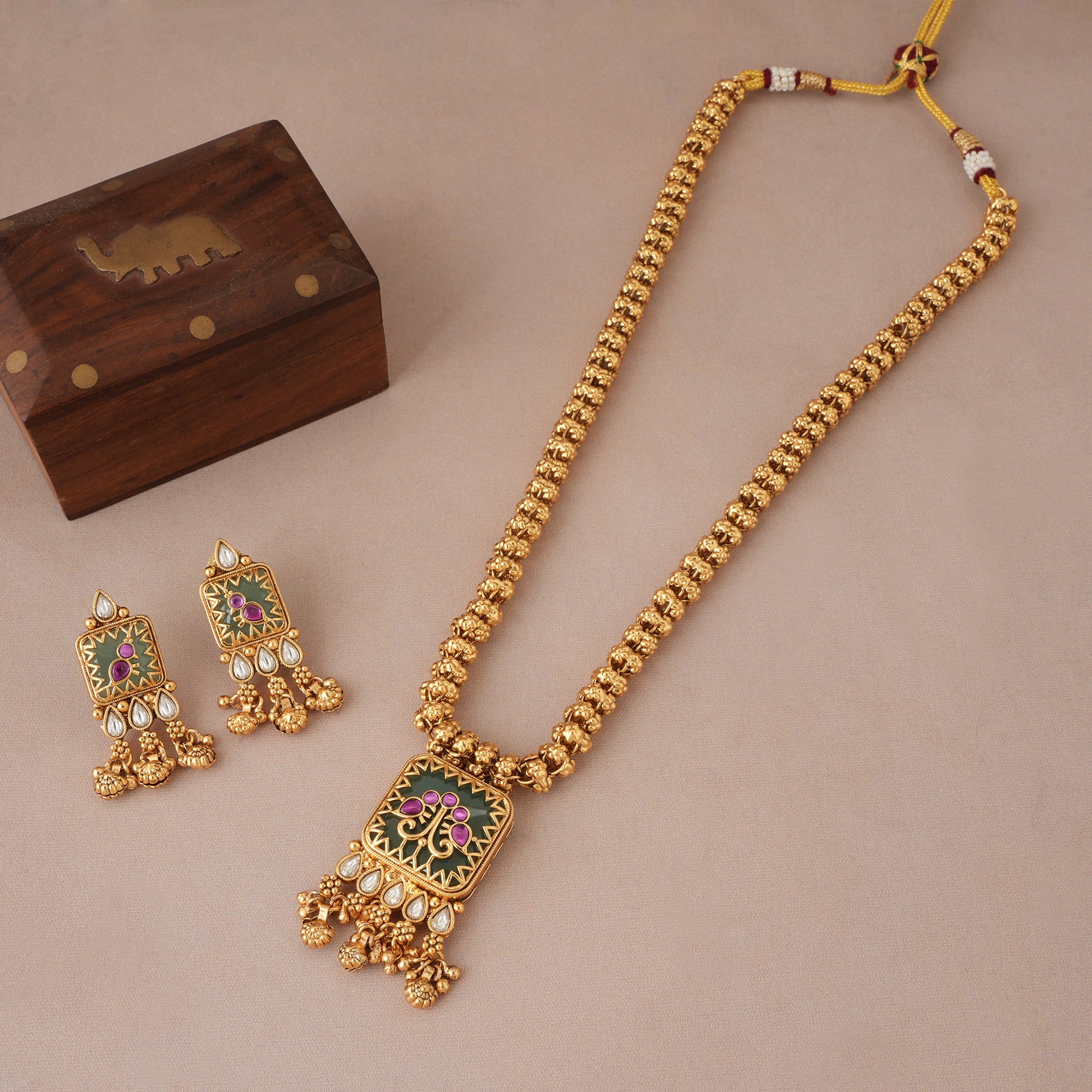 Stunning long antique gold emerald kundan pendant set