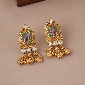 Stunning long antique gold emerald kundan pendant set