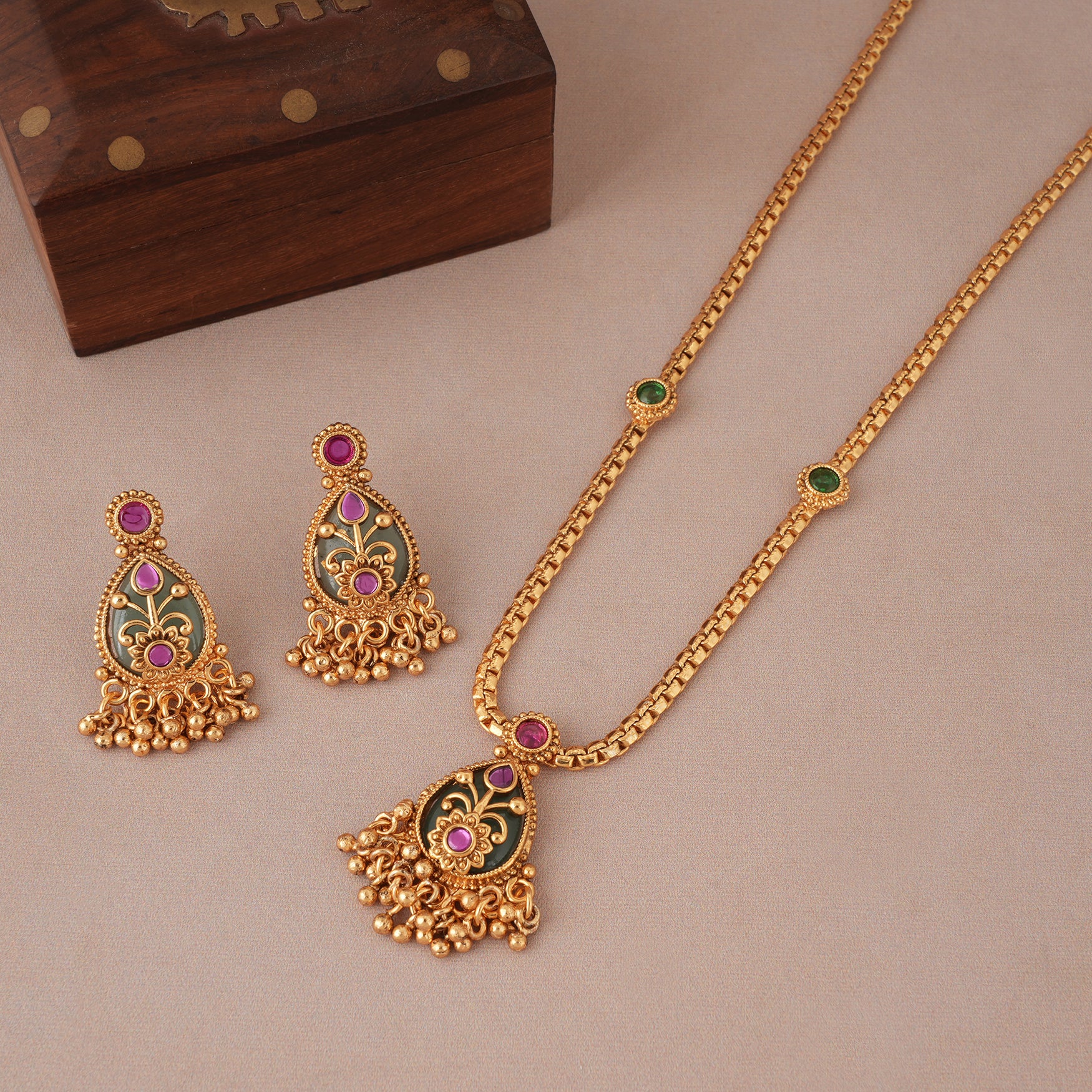 Stunning antique gold emerald carved pedant set