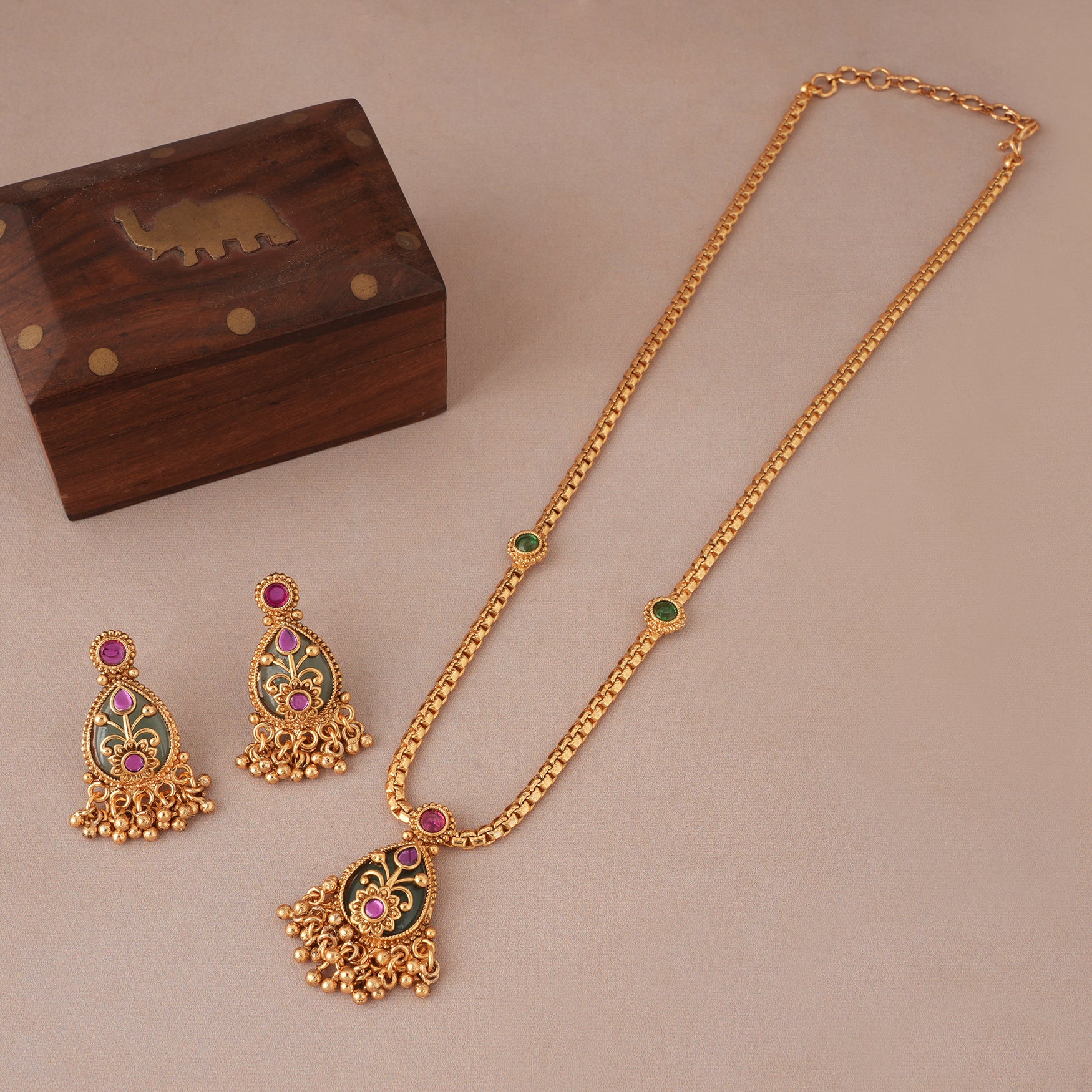 Stunning antique gold emerald carved pedant set