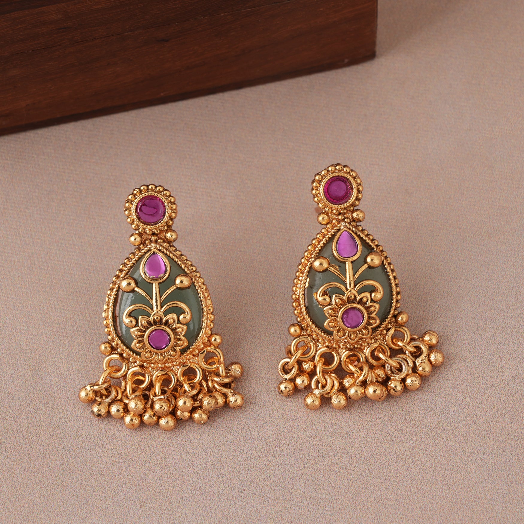 Stunning antique gold emerald carved pendant set