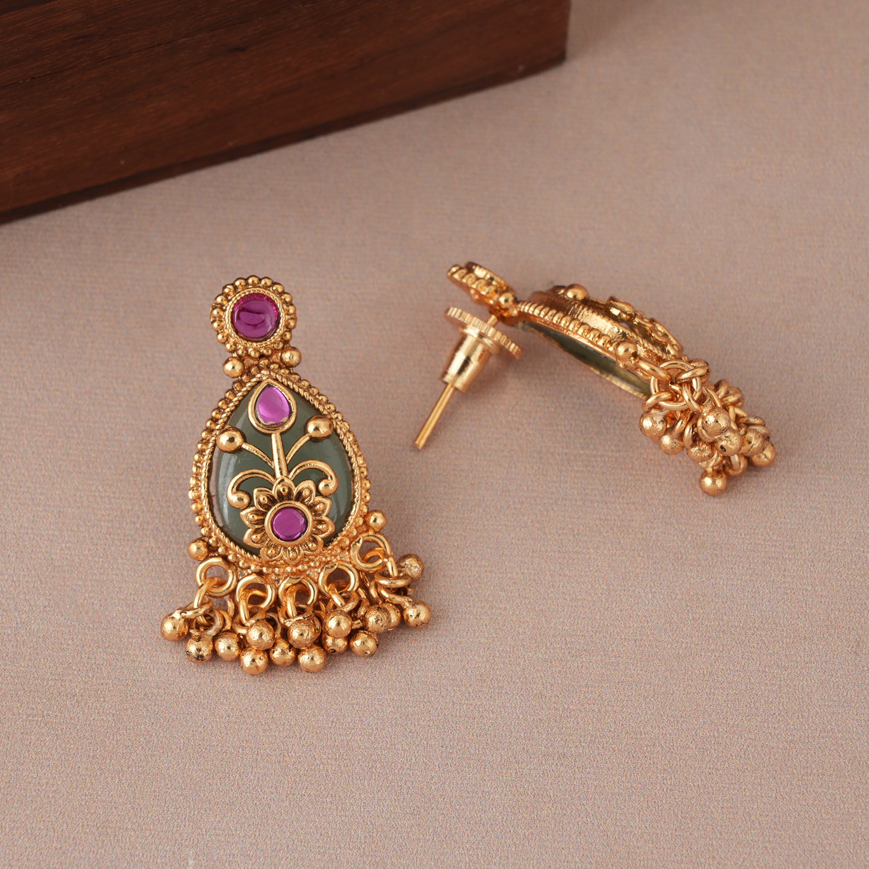 Stunning antique gold emerald carved pendant set