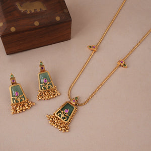 Cute elegant emerald stone pendant set