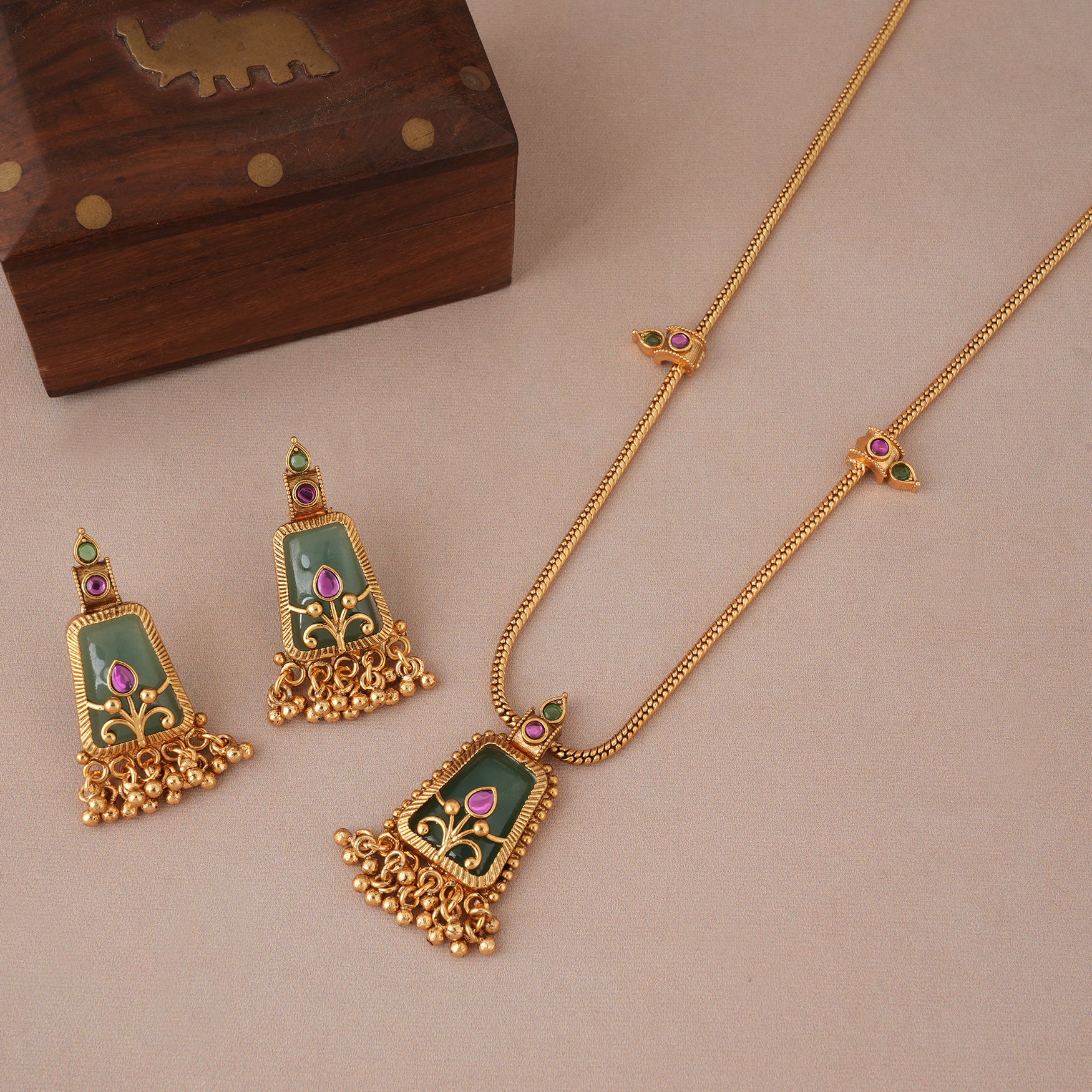 Cute elegant emerald stone pendant set