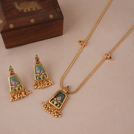 Cute elegant emerald stone pendant set