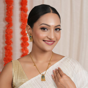 Cute elegant emerald stone pendant set