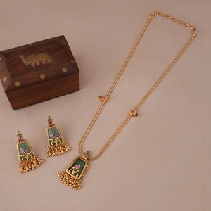 Cute elegant emerald stone pendant set