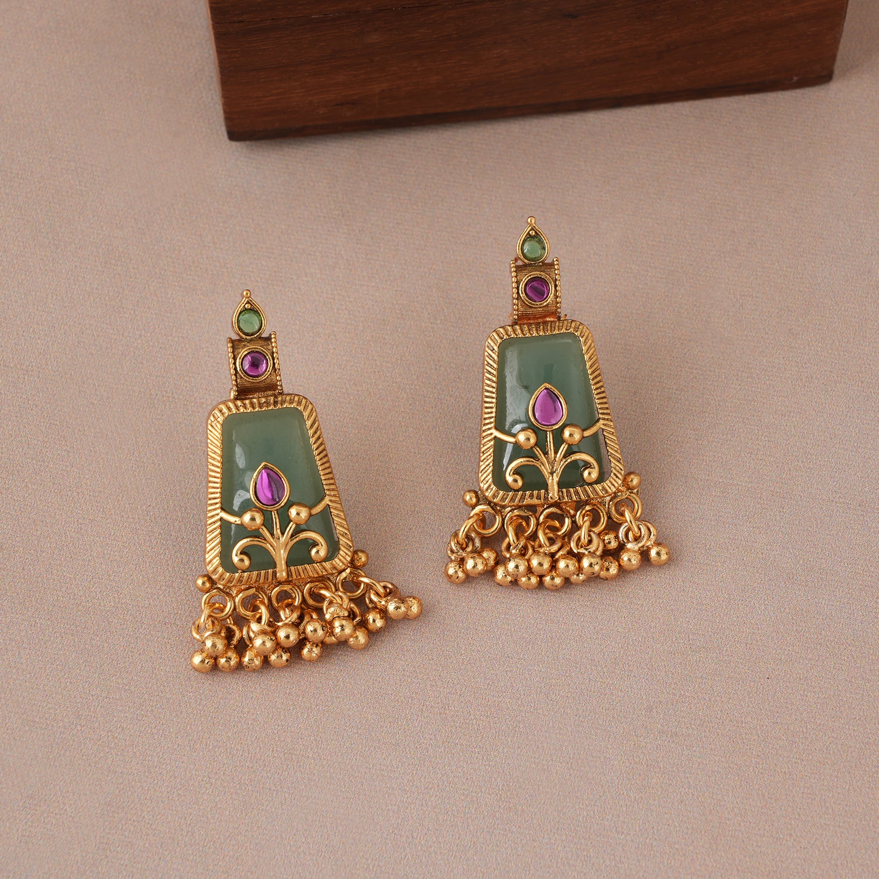 Cute elegant emerald stone pendant set