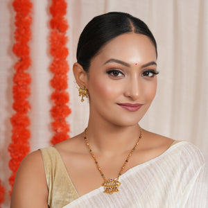 Long elegant stone antique gold pendant set