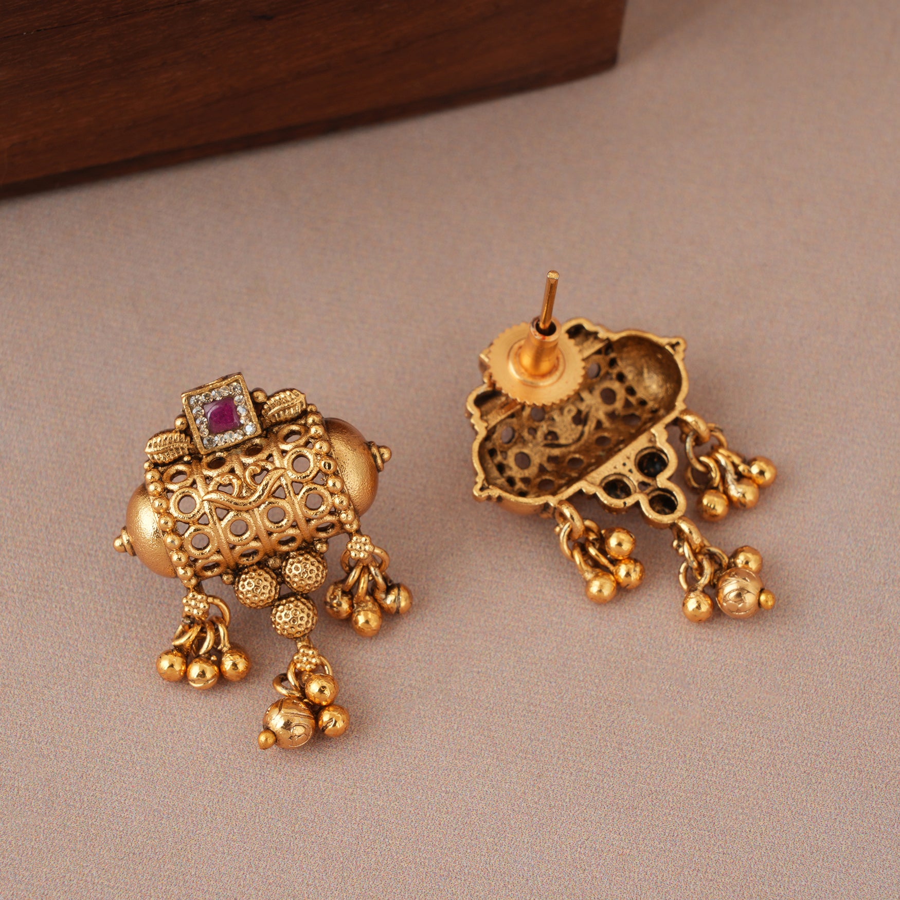 Long elegant stone antique gold pendant set