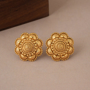 Stunning plain antique gold traditional stud earring