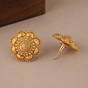 Stunning plain antique gold traditional stud earring