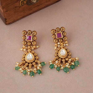 Beautiful antique gold kundan stone choker necklace set