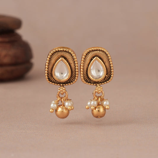 Cute small kundan stud antique gold earring